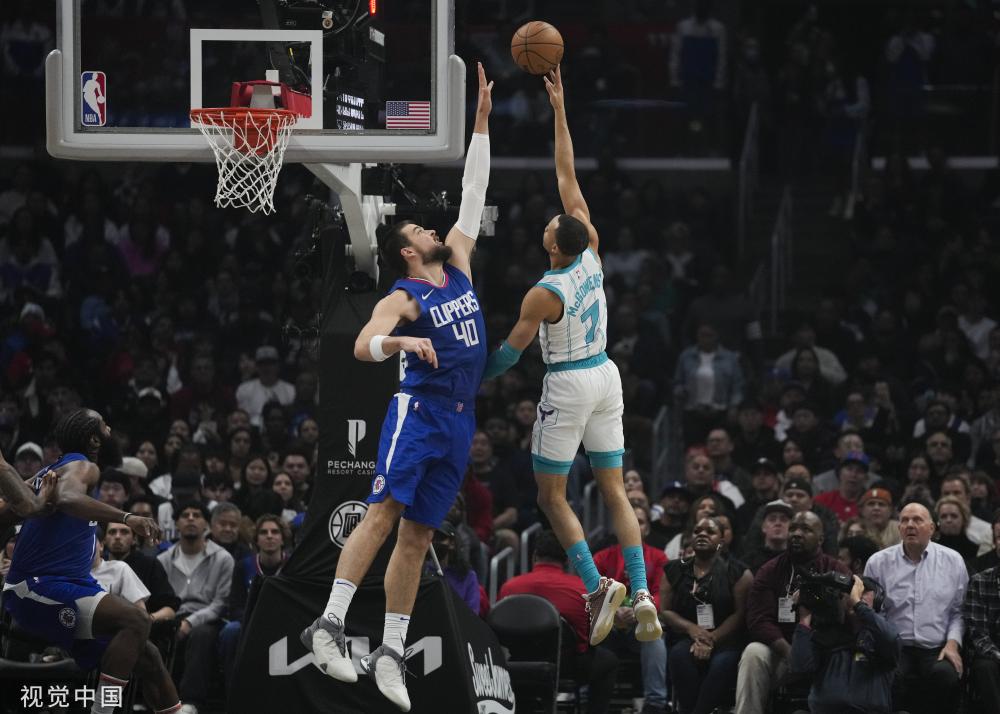 他在中场的 他在中场的